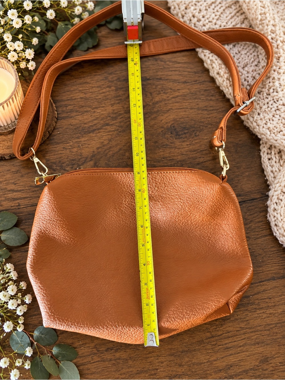 Classic Women's Leather Shoulder Bag in Cognac - Picture 5 of 5